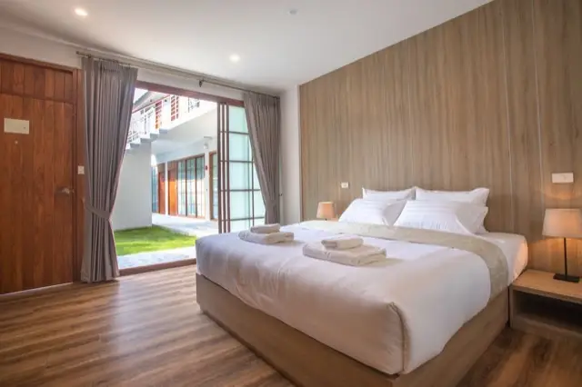 Four O'clock Hotel